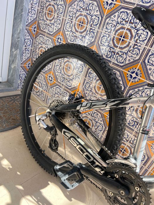 Bike semi nova está parada