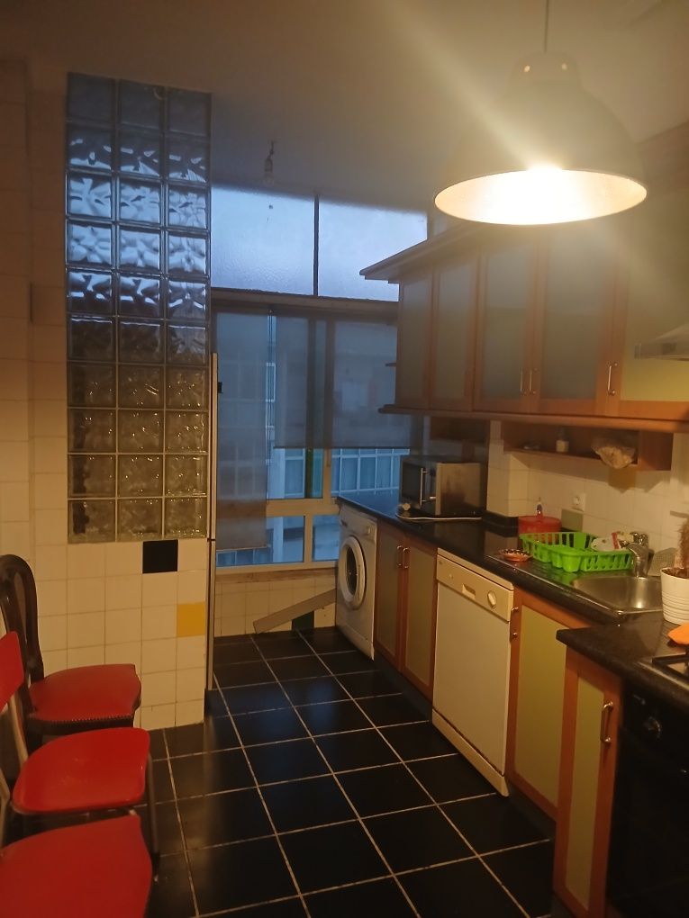 Aluga se quarto a senhora idonea