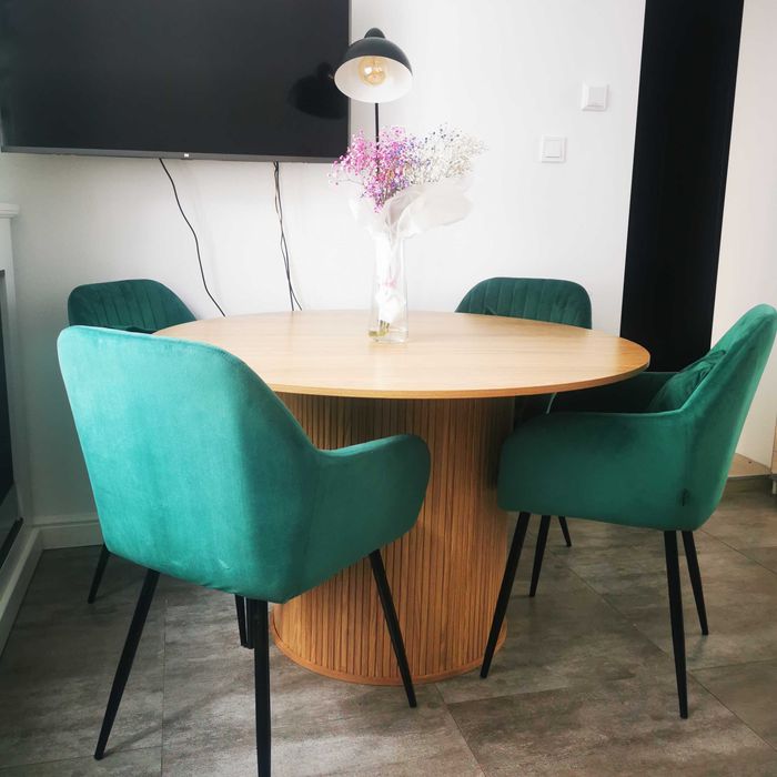 Okrągły stół z krzesłami