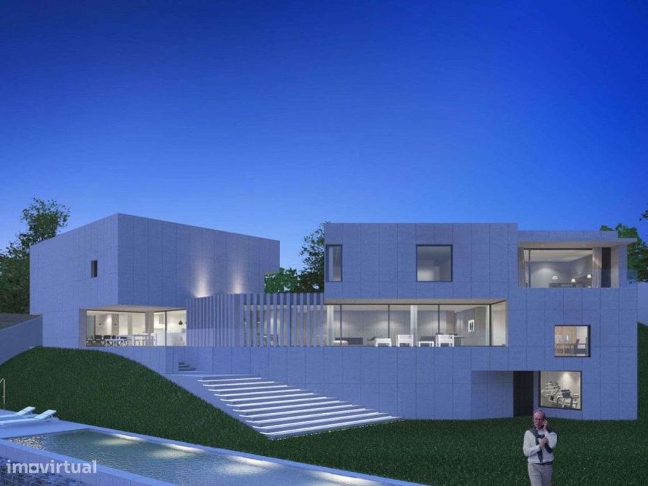 Lote de terreno com 2421,90 m2 e vista para o vale do Jamor em Queijas