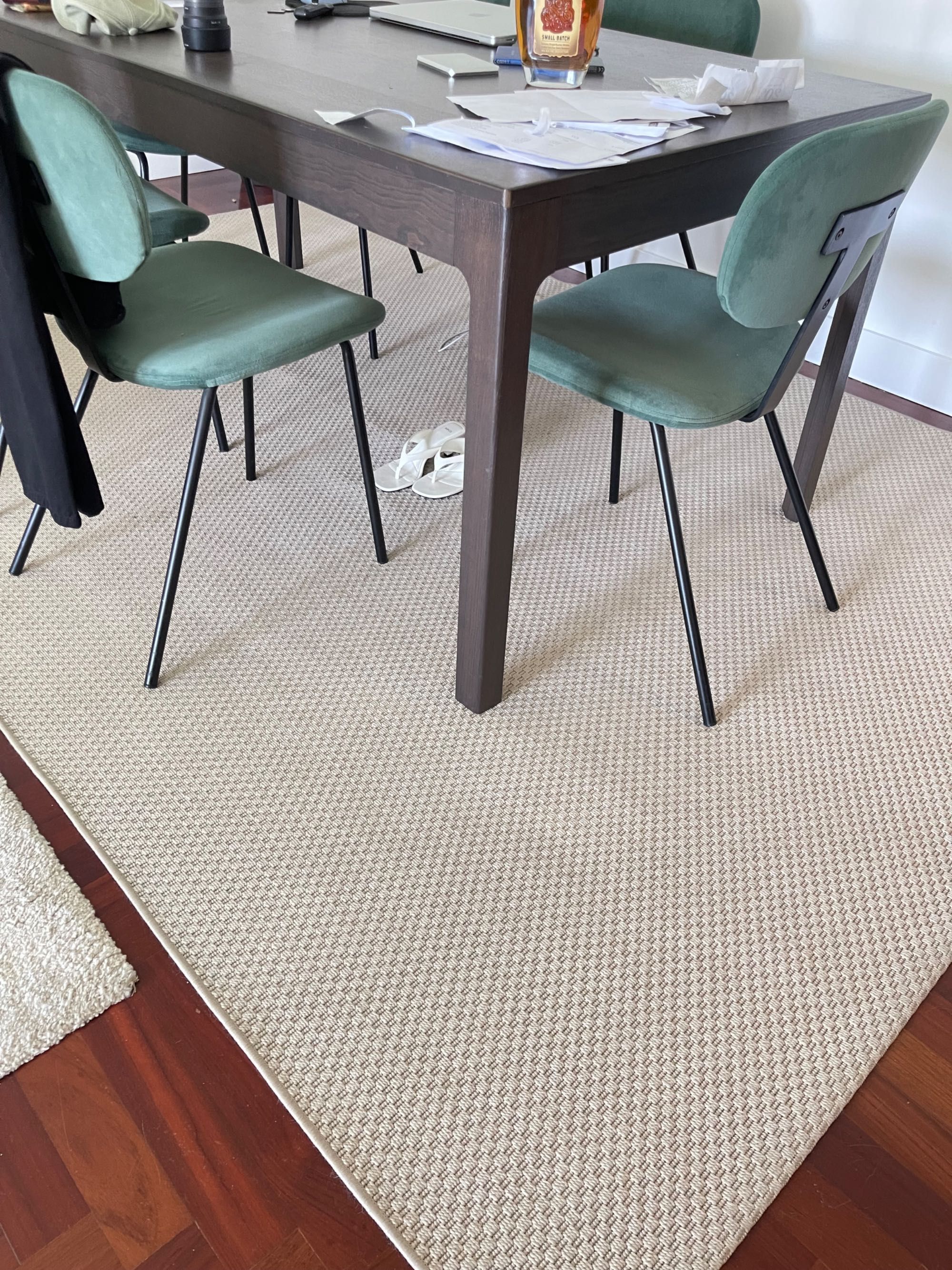 2 sofas, tapete e mesa de centro de 3 lugares