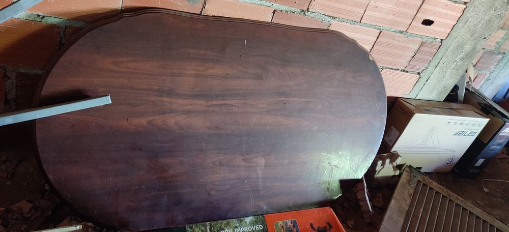 Mesa de madeira antiga
