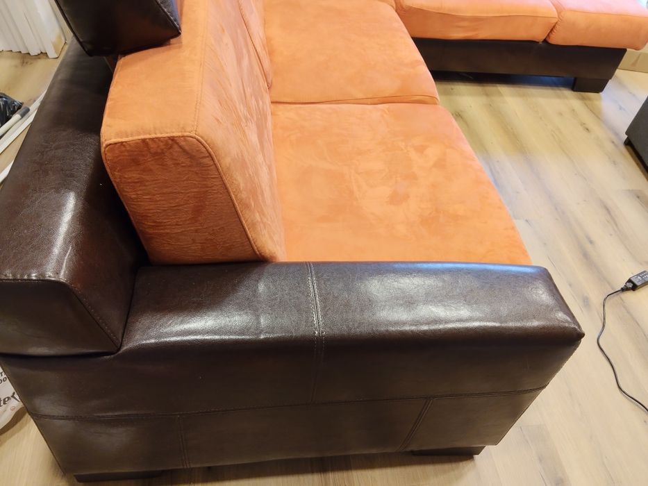 Sofá Gigante em pele sintética e tecido laranja. Em bom estado.