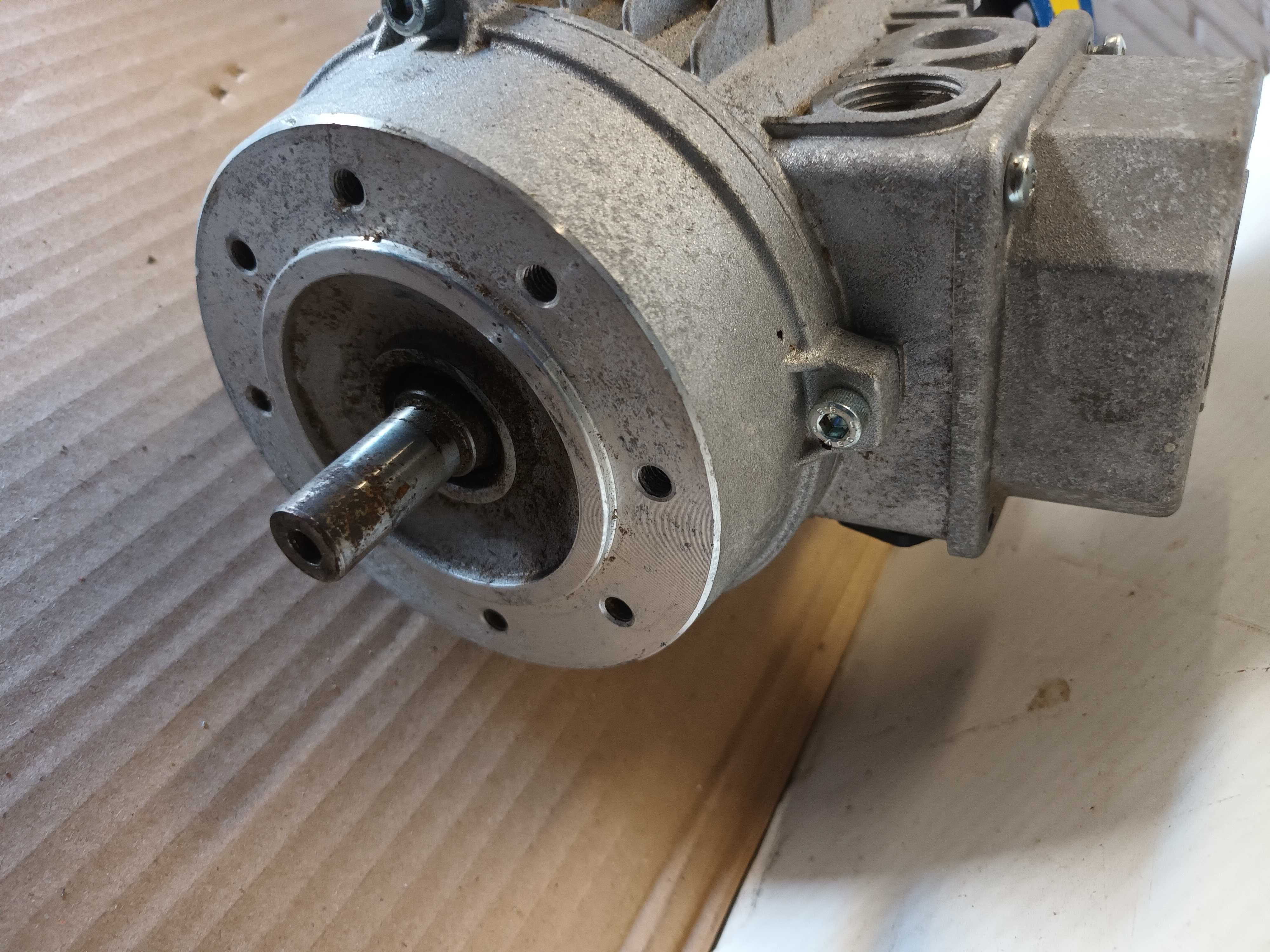 Silnik elektryczny kołnierzowy 0,37kw 900 obr/min