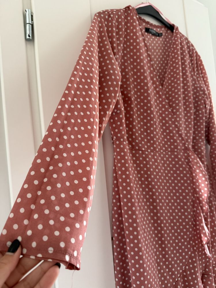 Missguided Plus - różowa sukienka w groszki - 44