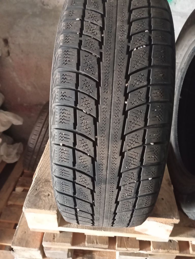 Резина зимняя 215/60R15