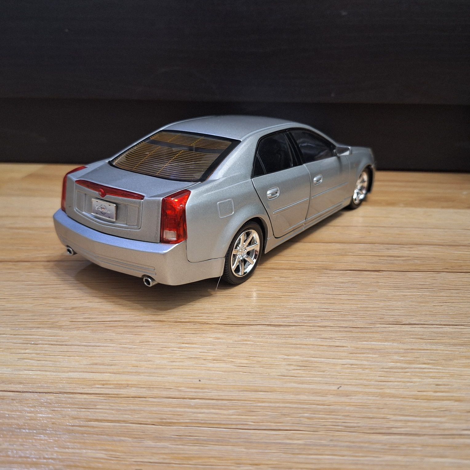 1:18 Cadillac CTS 2004 srebrny z firmy RICO.