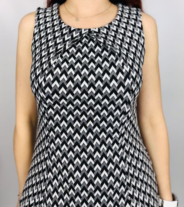 Rozkloszowana czarno-biała sukienka S 36 Redherring