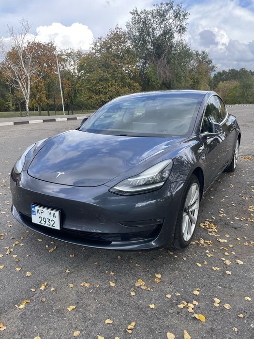 Tesla Model 3 2018 рік .