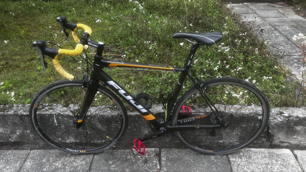 full carbon Fuji Altamira 2.9 rower szosowy