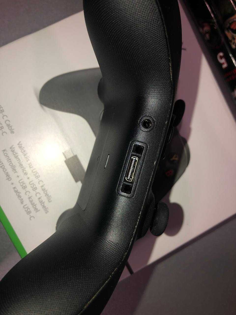 Оригінальний геймпад Xbox Series з кабелем USB-C у комплекті.