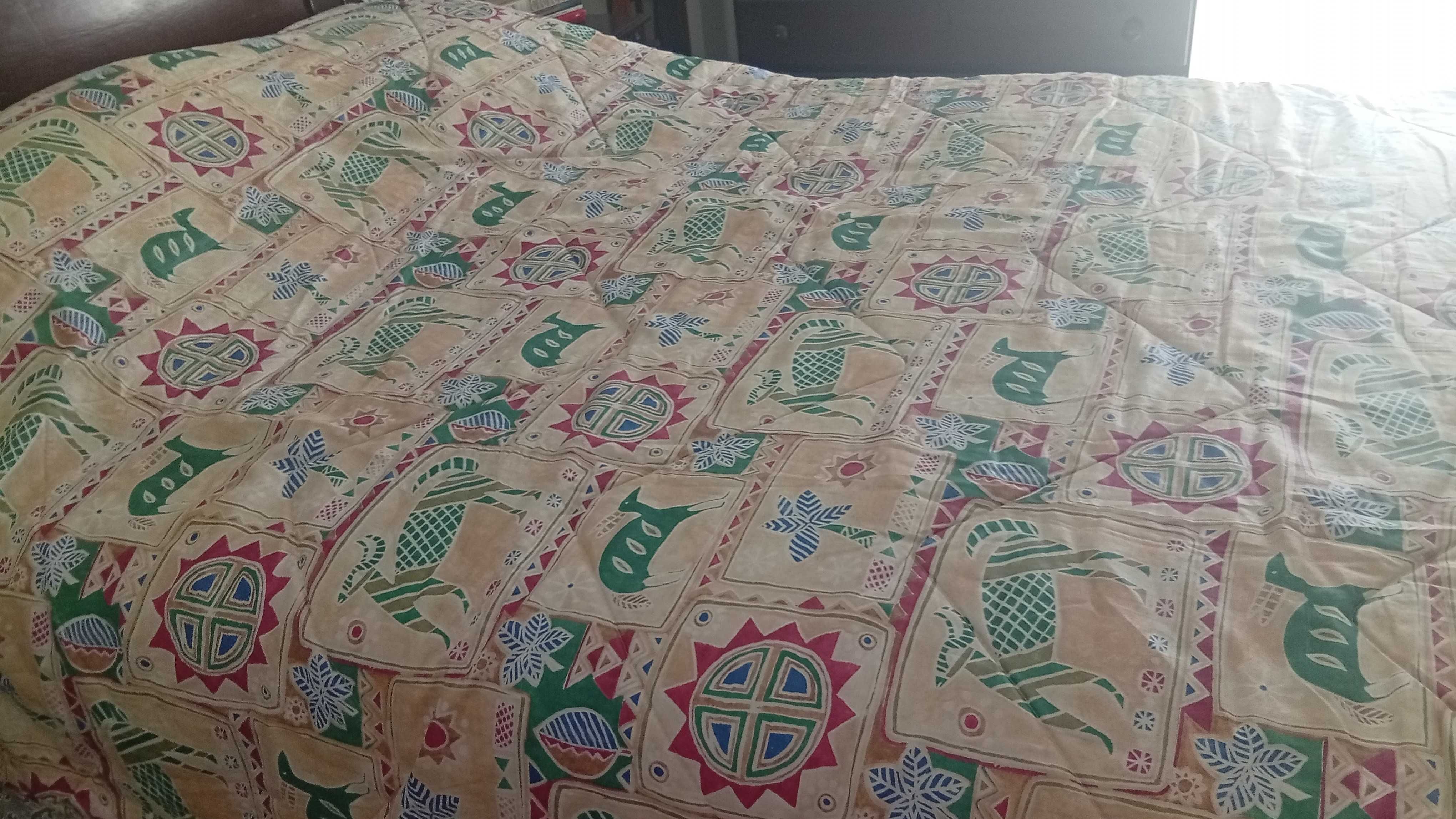 Colcha de cama de casal colorida e com desenhos rupestres