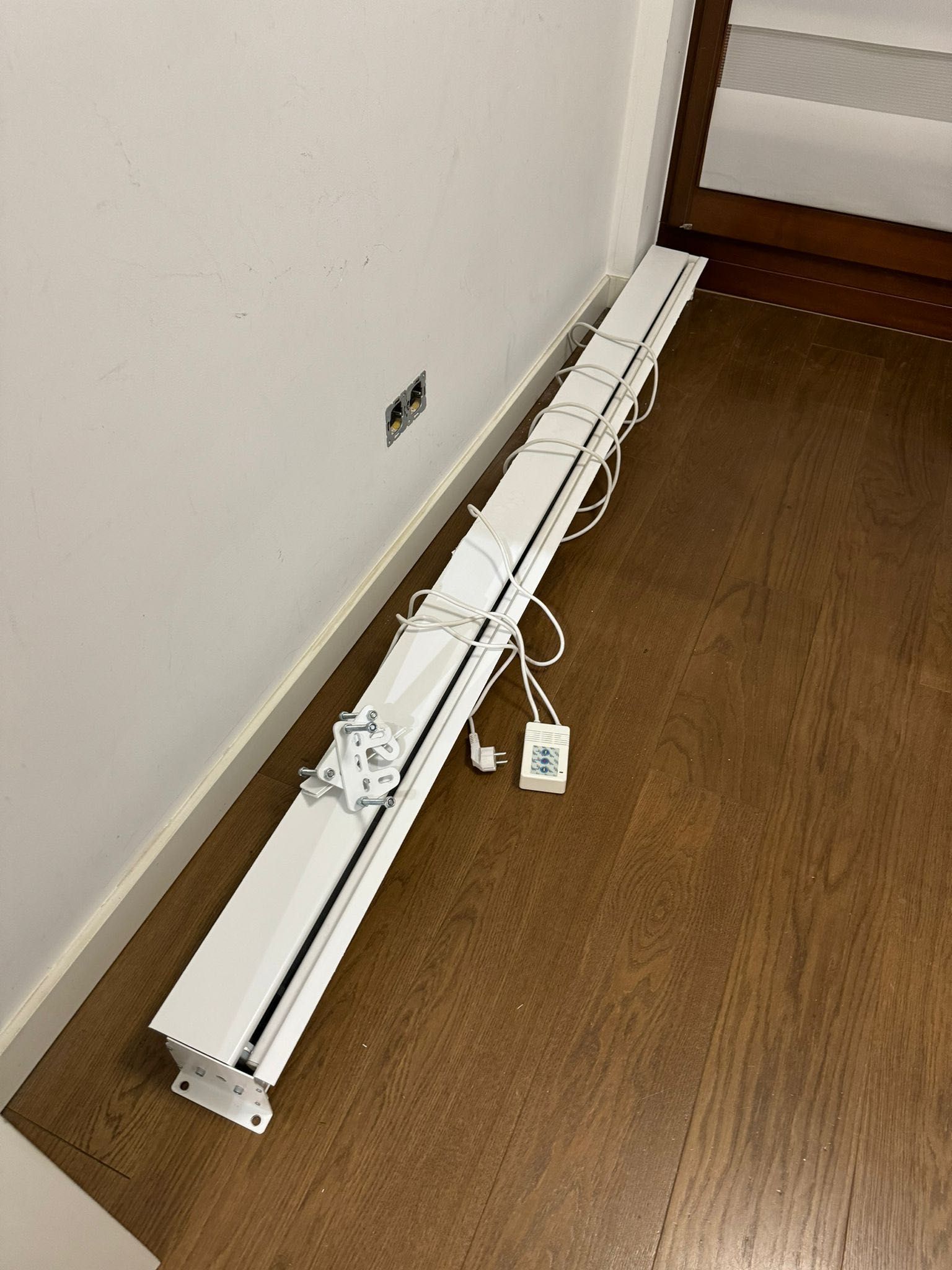 Kauber 200x 113 ekran elektryczny do zabudowy