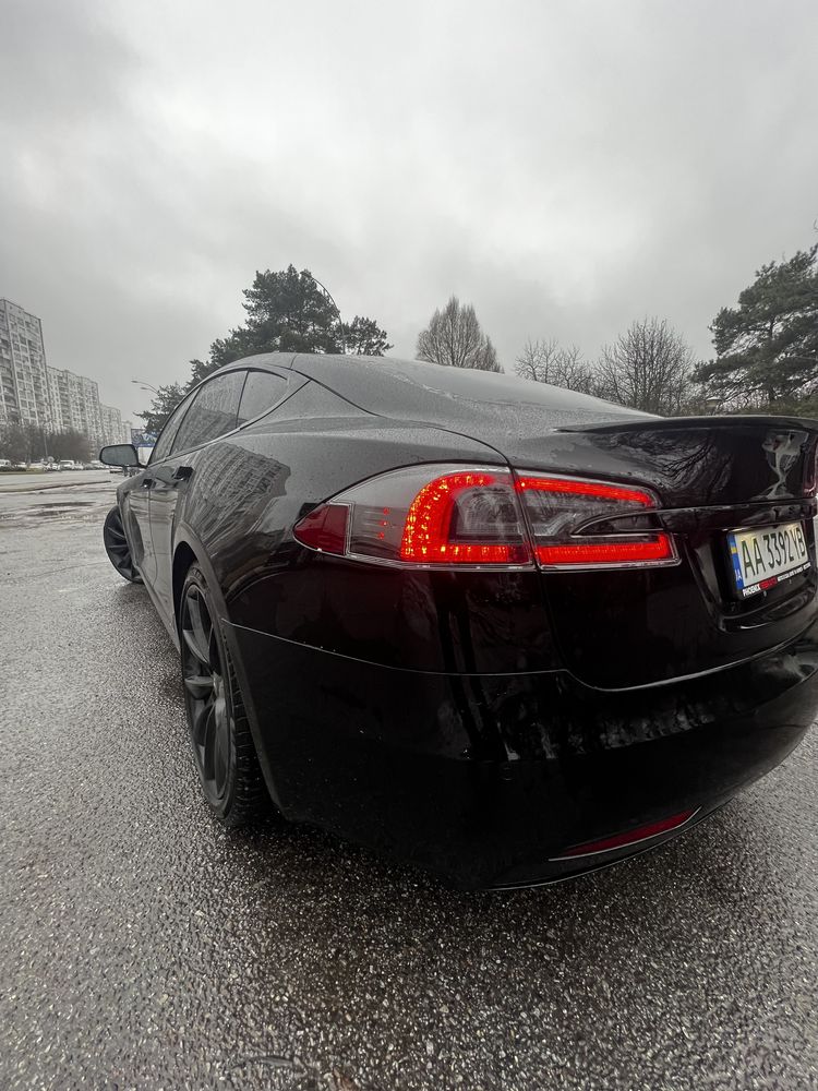 Tesla Model S Perfomance Ludicrous обмін на нерухомість