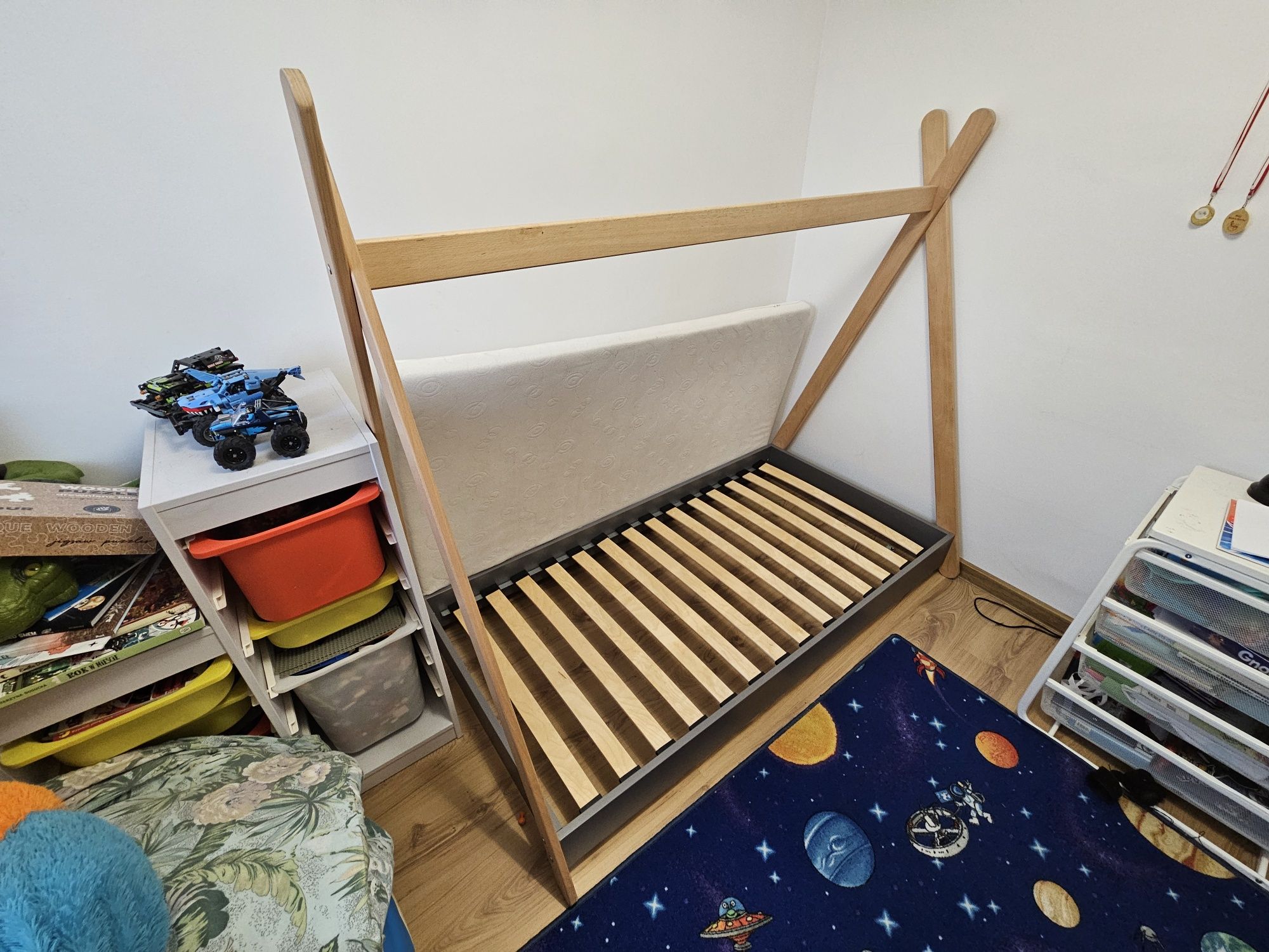 Łóżko dziecięce tipi 80x160 z materacem stan bdb