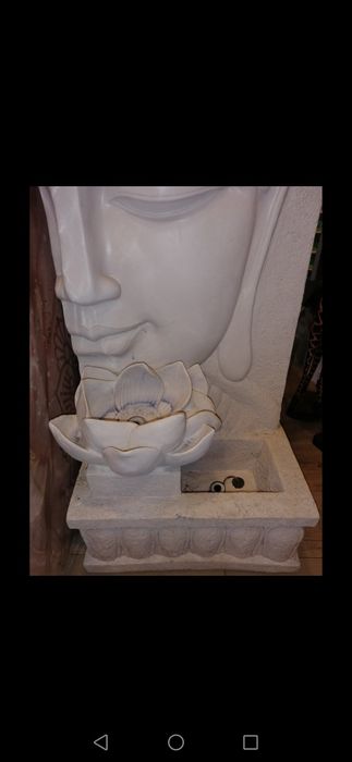 Fonte  de  água a circular   com  luz