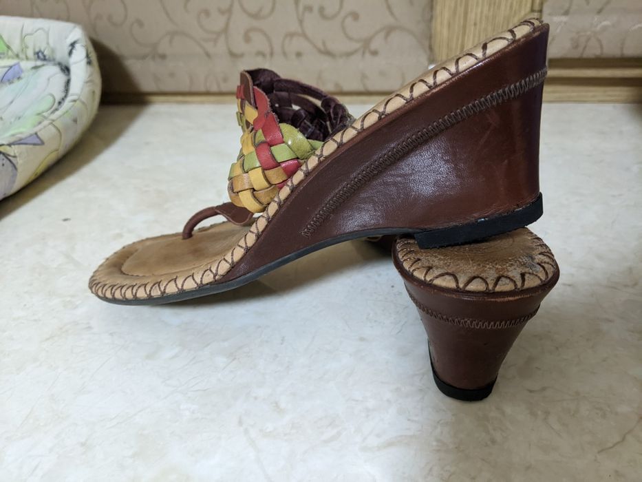 Віддам безкоштовно туфлі на підборах каблуках шльопки