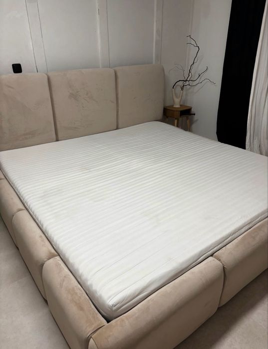 Łóżko małżeńskie sypialniane 180/200 beżowe welurowe z materacami tran