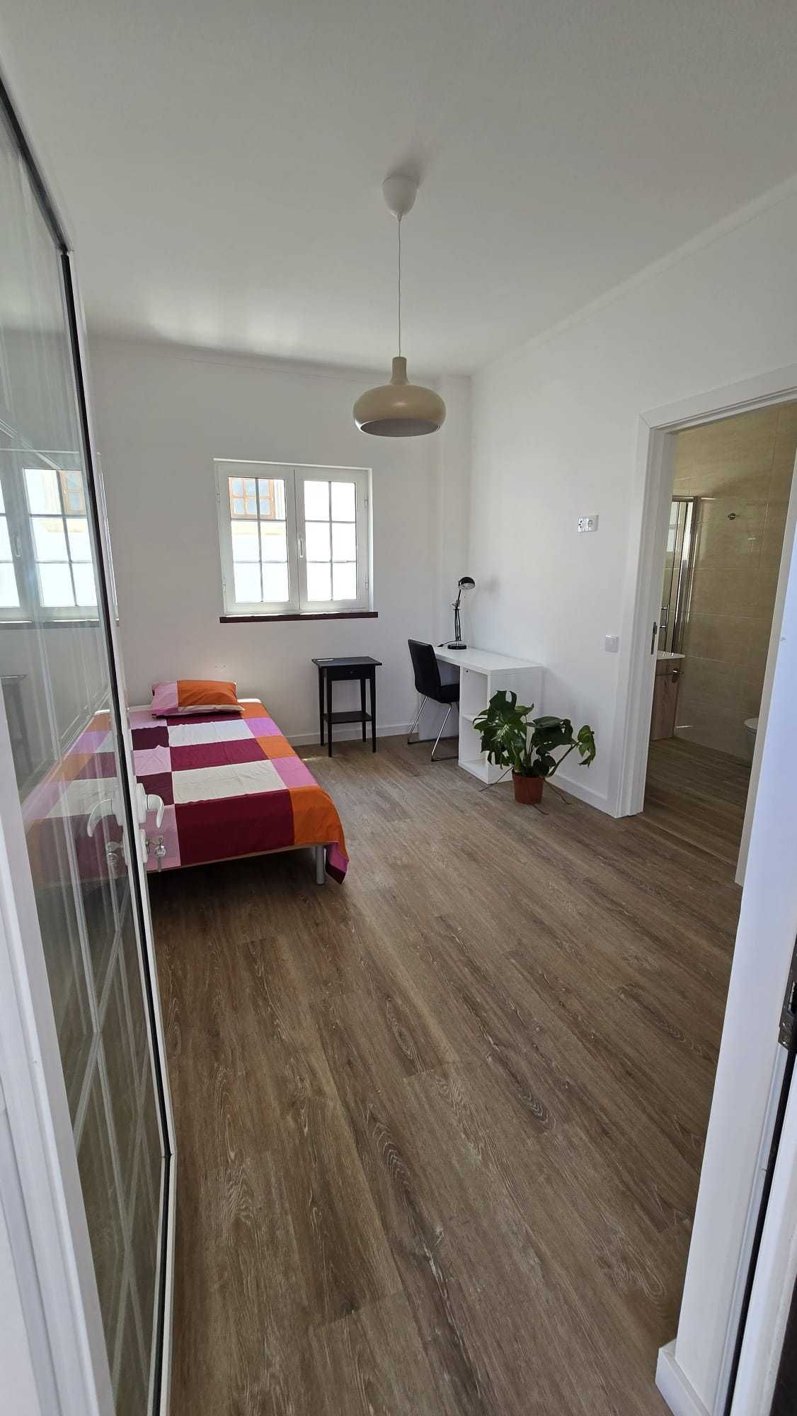 Arrendamento de dois quartos amplos com casa de banho privado