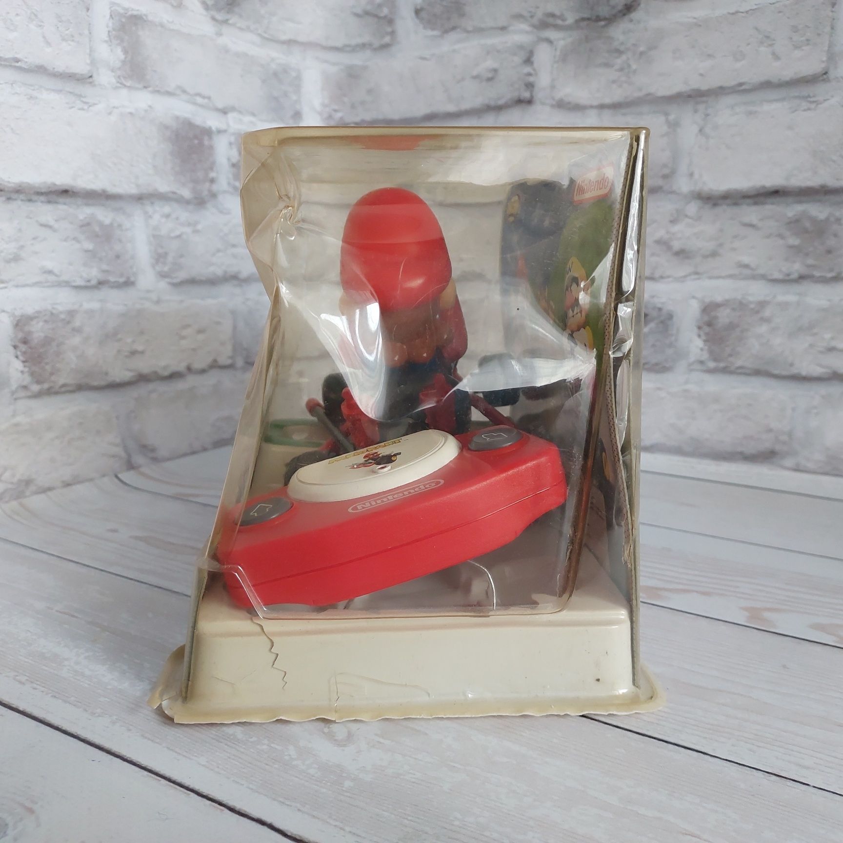 Вінтажна радіокерована іграшка Mario Kart з Маріо за кермом