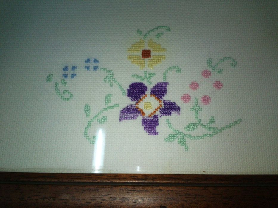 tabuleiro com bordado em Ponto Cruz Feito à Mão