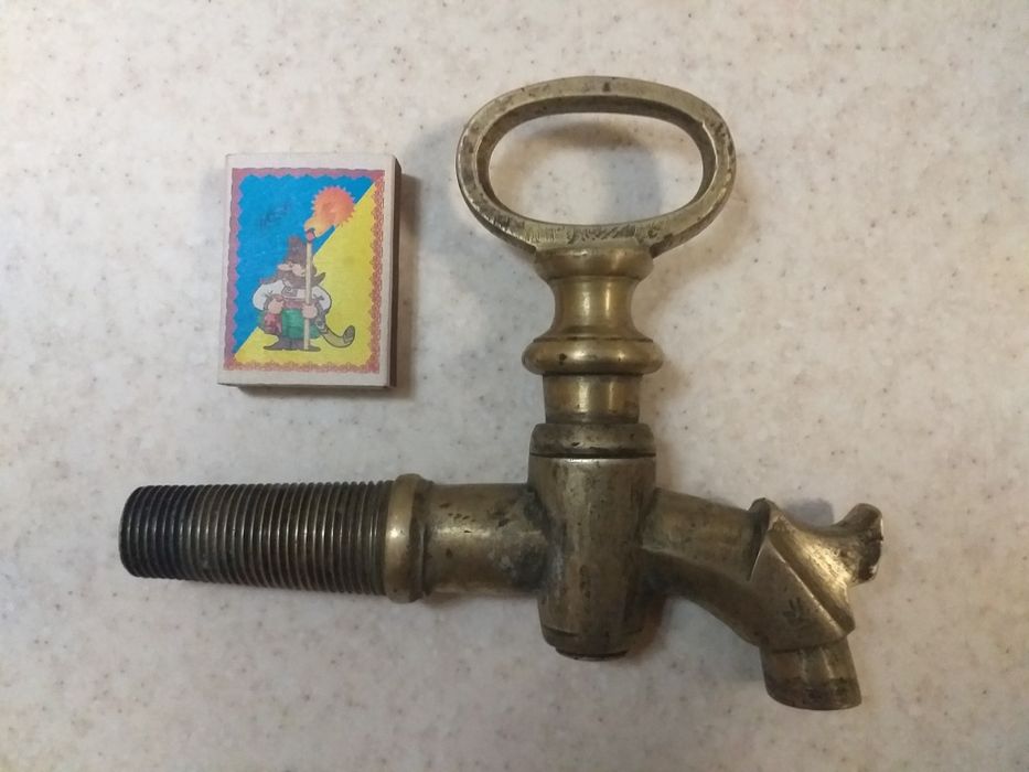 Антикварный кран на бочку.