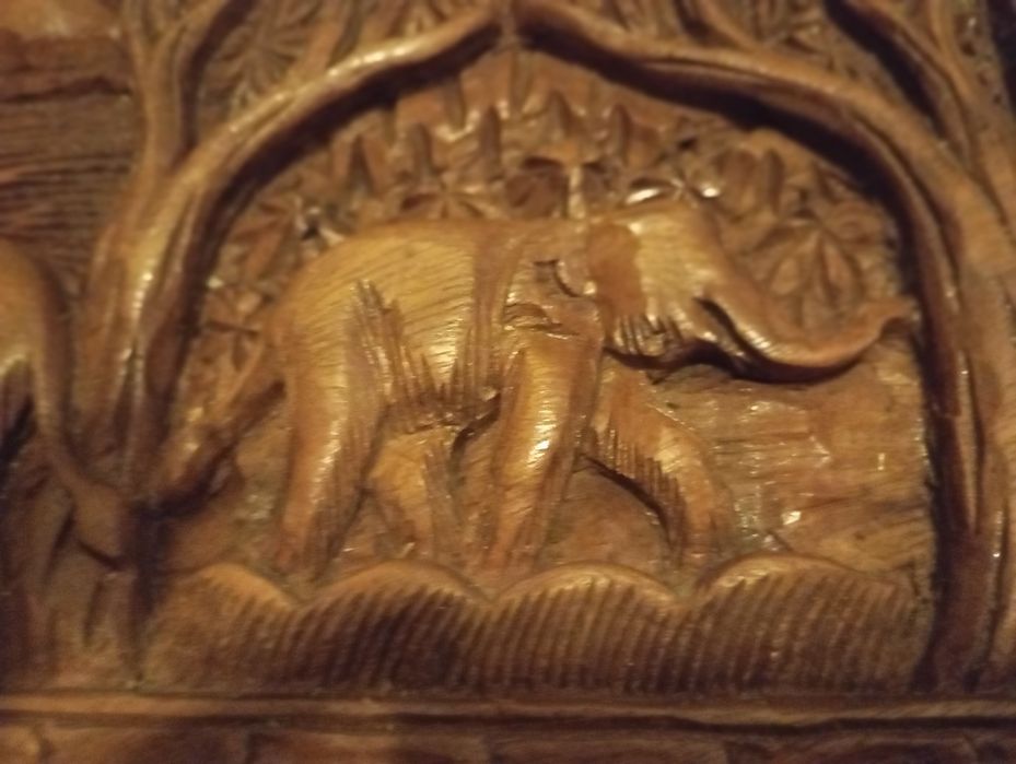 Quadro esculpido em madeira entalhada