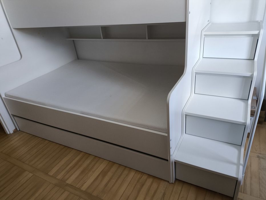 Łóżko piętrowe ze schodkami