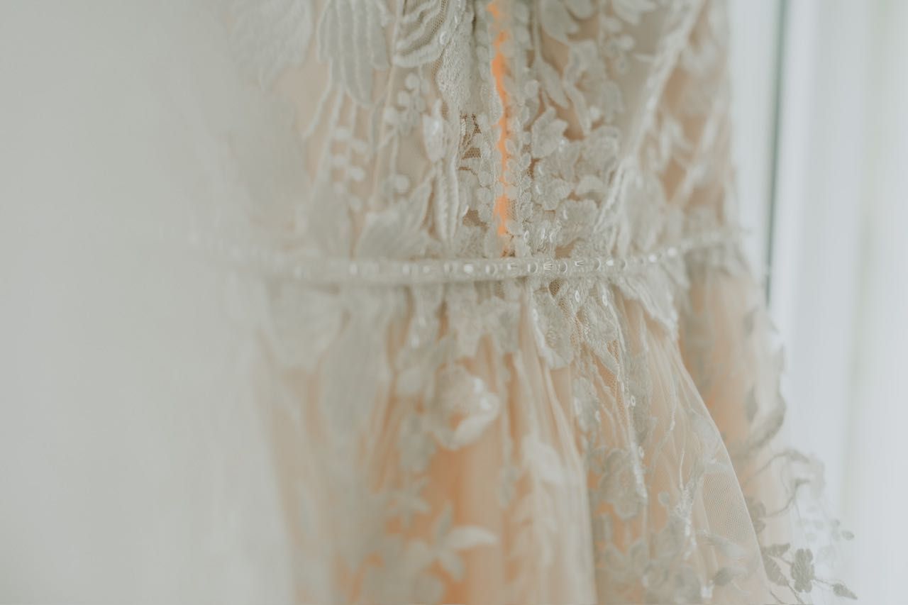 Suknia ślubna w kolorze złamanej bieli na cielistej podszewce