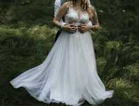 Suknia ślubna z tiulem i pięknymi zdobieniami