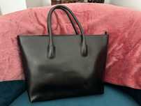 Mala em preto da Furla