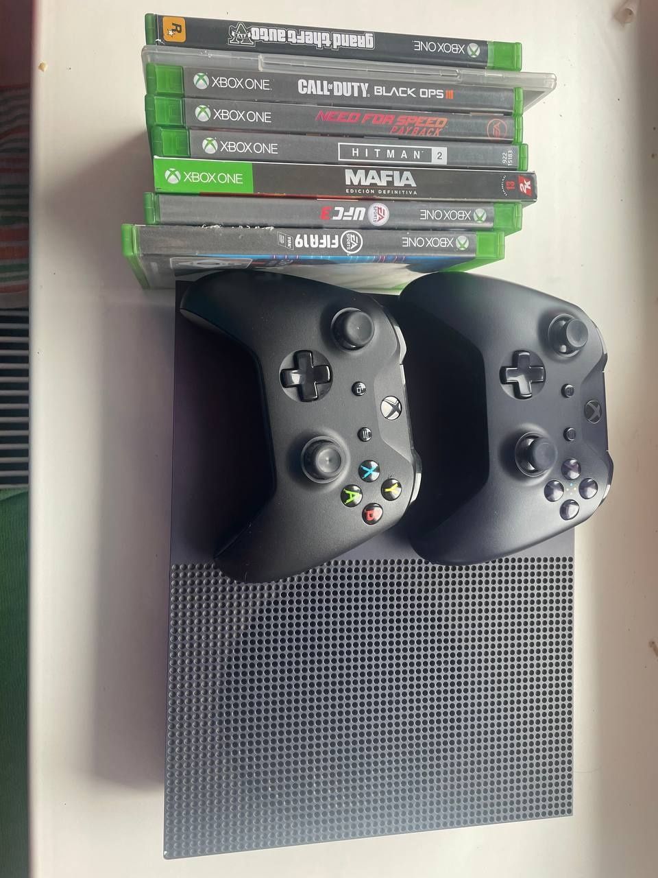 Xbox One S 1TB + 2 оригінальні геймпади + Ігри