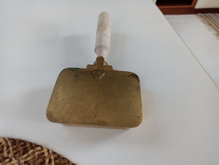 Popielniczka mosiężna z drewnianą rączką - antyk