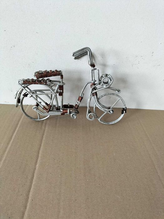 Miniatura roweru z drutu