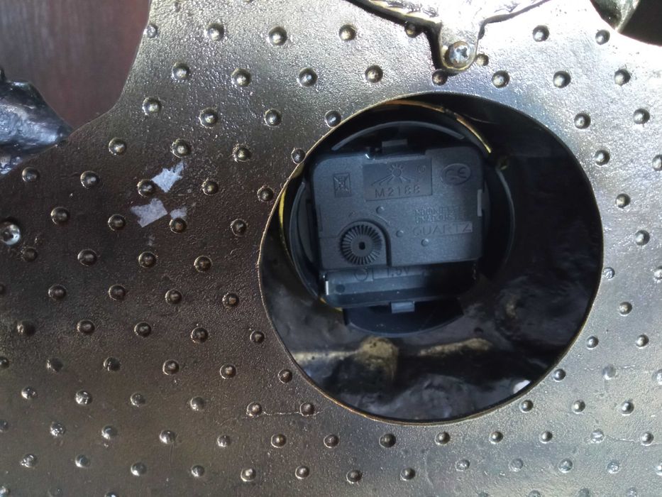 Mosiężny zegar stołowy z figurą polującej kobiety