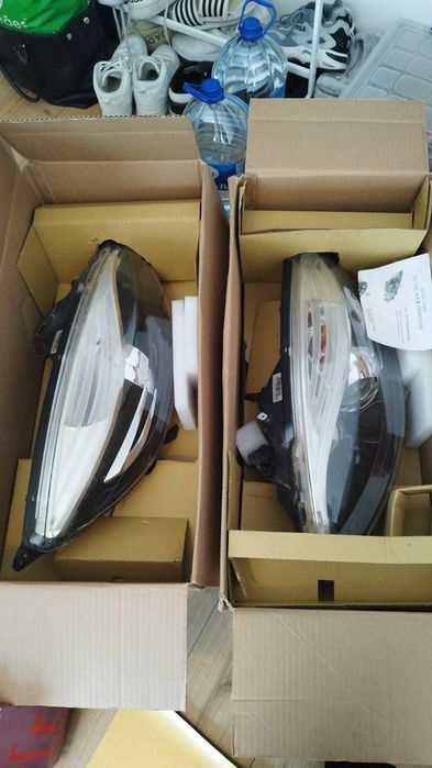 Faróis Dianteiros (Esq./Dir.) Renault Scenic 1.5 dCi Energy Limited