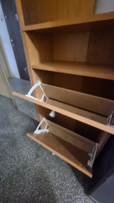 Szafka na korytarz z wieszkami, drążkiem i miejscem na buty