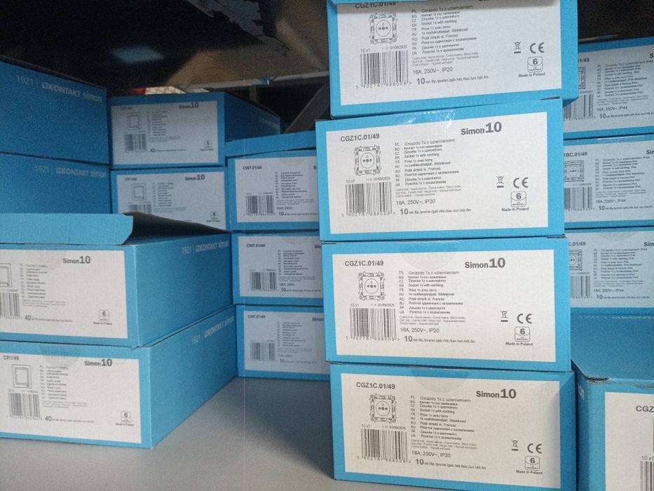 Gniazdka włączmiki osprzęt Simon 54 oraz 10 Biały i czarny