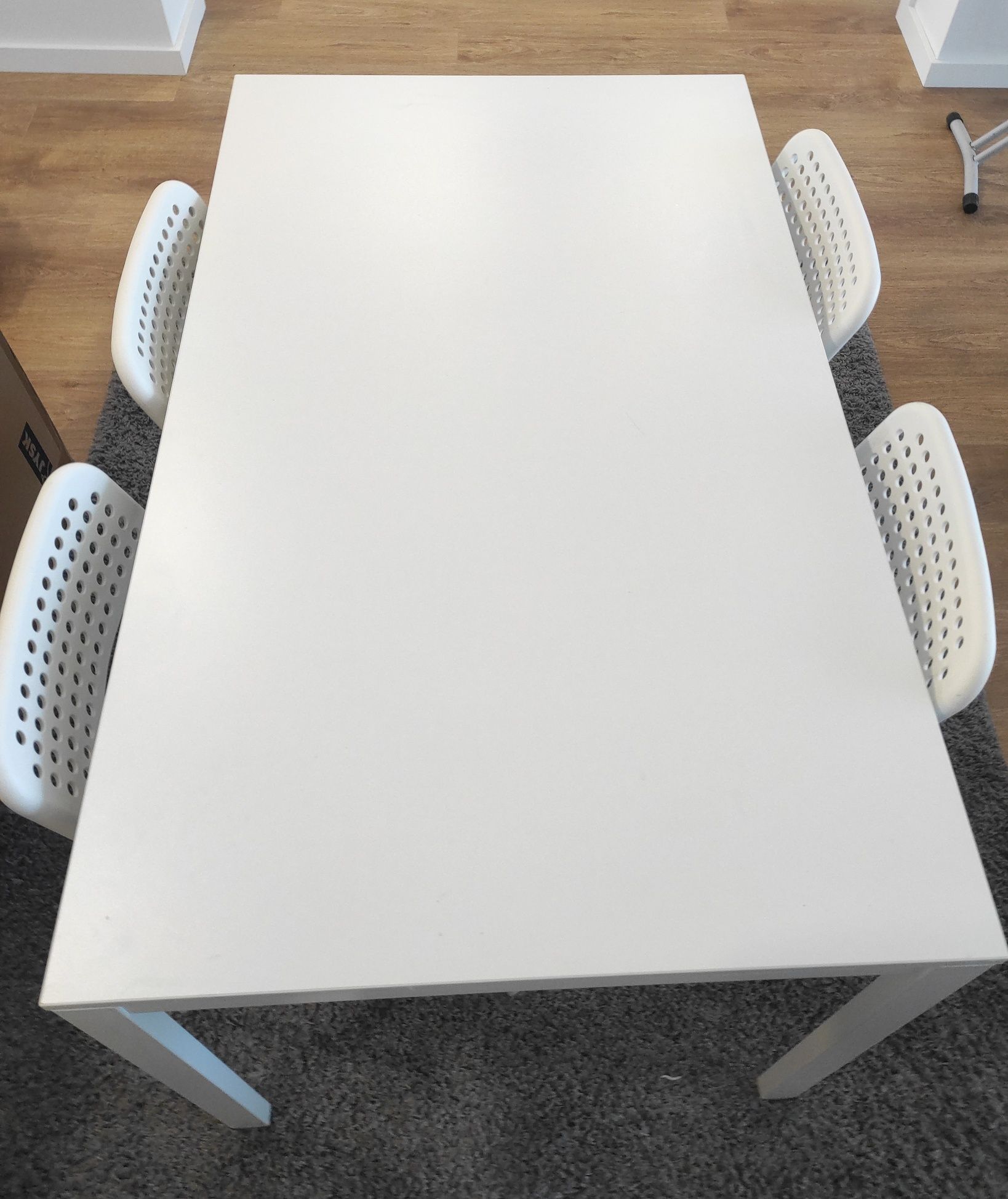 Mesa branca com 4 cadeiras