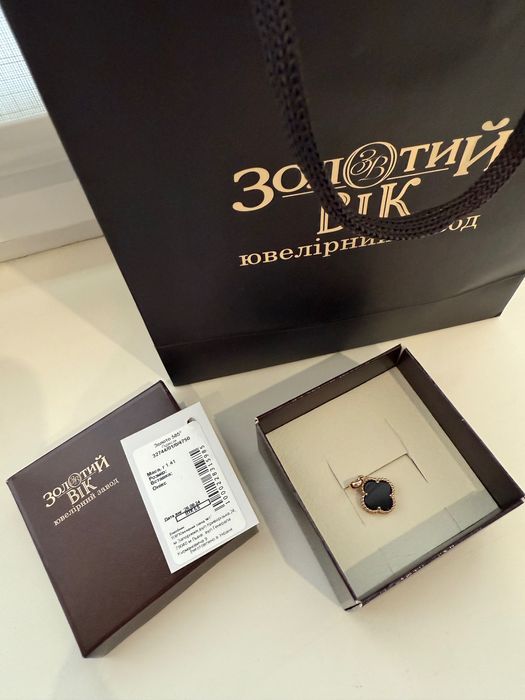 Золота підвіска з оніксом