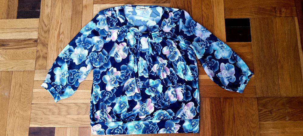 Подається блузка