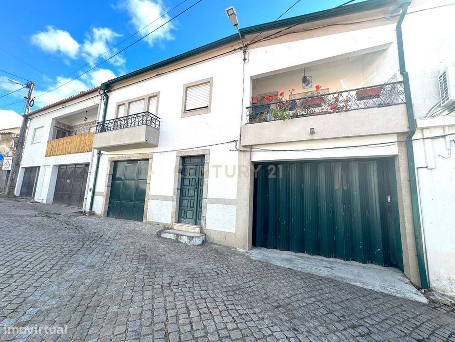 Moradia no Douro com Vinha, Sobreiros, Olivais e Terreno Urbano, Casta