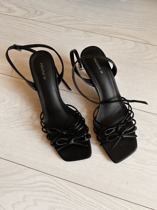 Босоніжки чорні з витонченими поворозочками