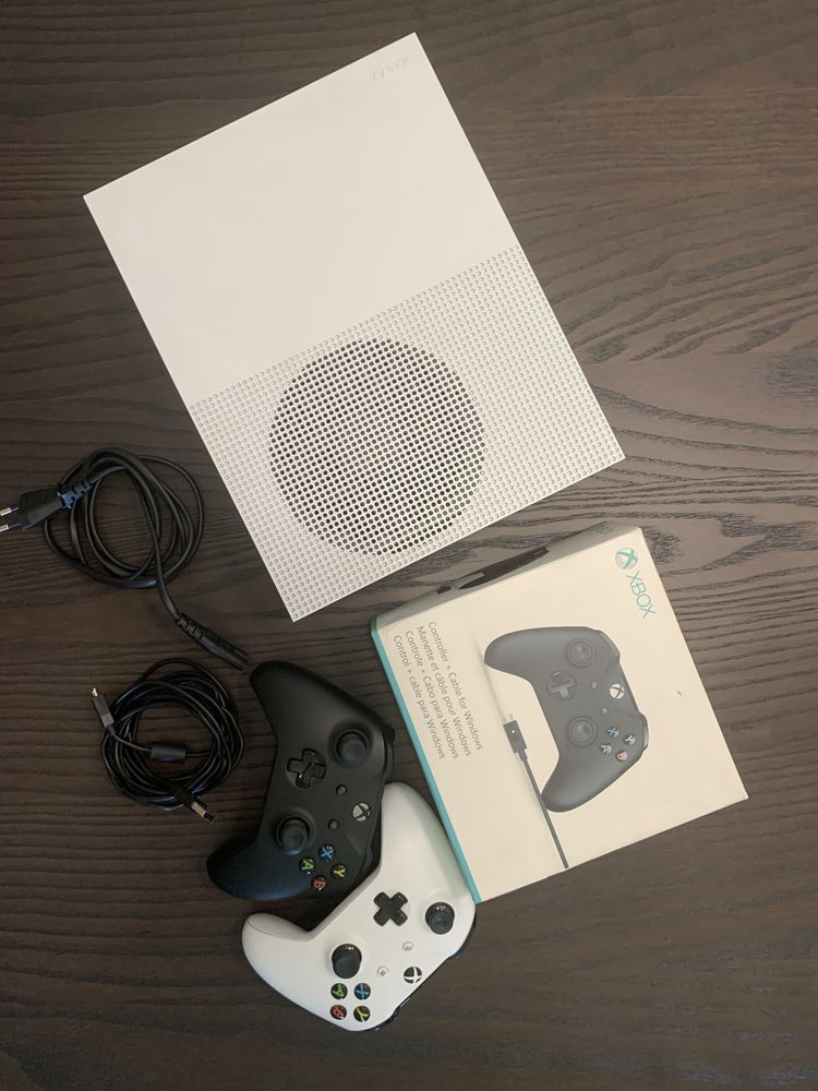 Microsoft Xbox One S All-Digital Edition | 1 TB | Um/Dois Controles