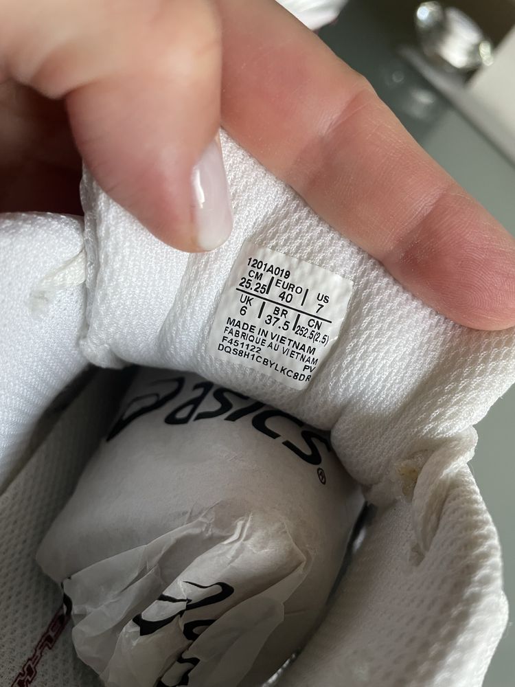 Кроссовки Asics оригинал 40