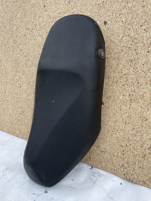 Siedzenie Piaggio Fly z zamkiem