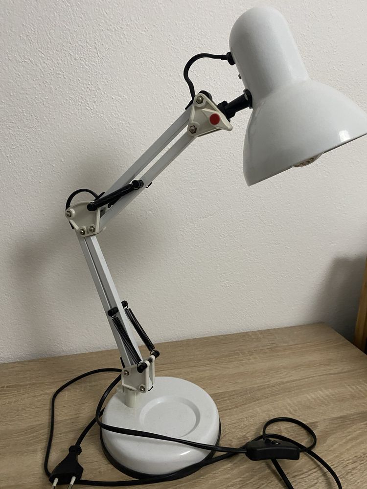 Candeeiro branco de mesa