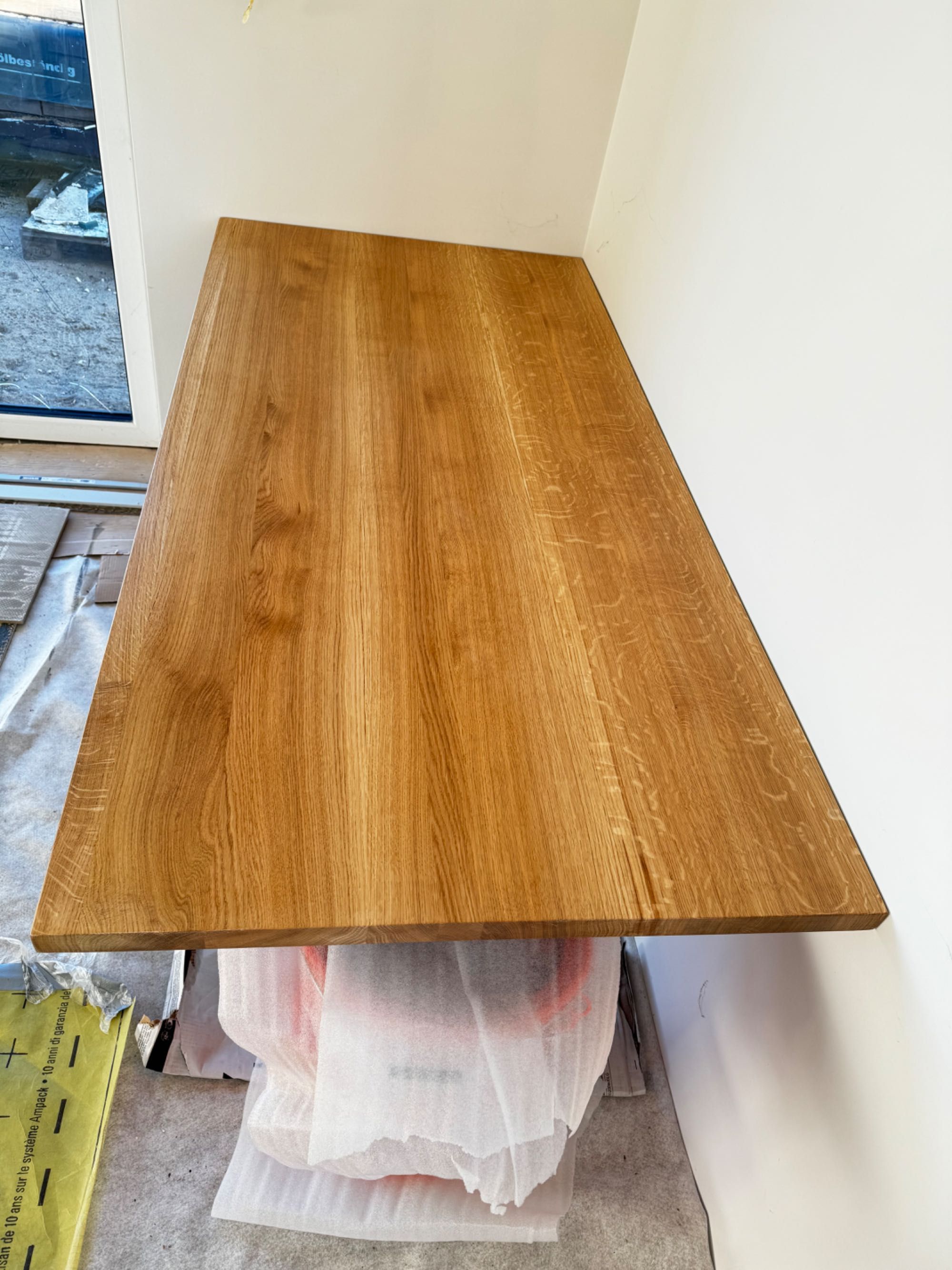 Stół  dębowy z drewna litego lakierowany nowy. cena 2990 zl