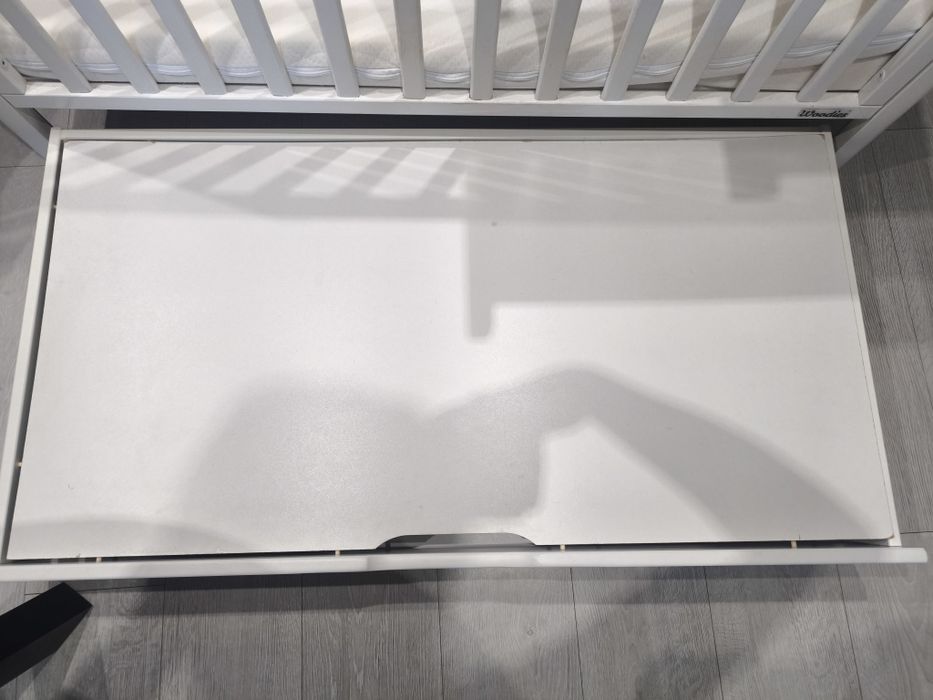 Łóżeczko z materacem, szufladą i przewijakiem