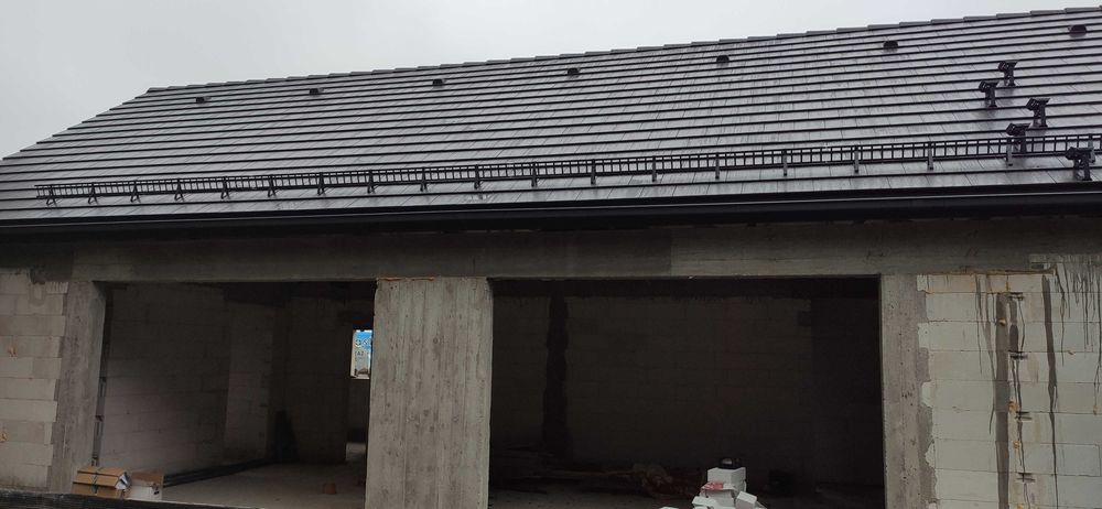 Montaż płotków przeciwśniegowych śniegołapów drabinek zabezpieczeń